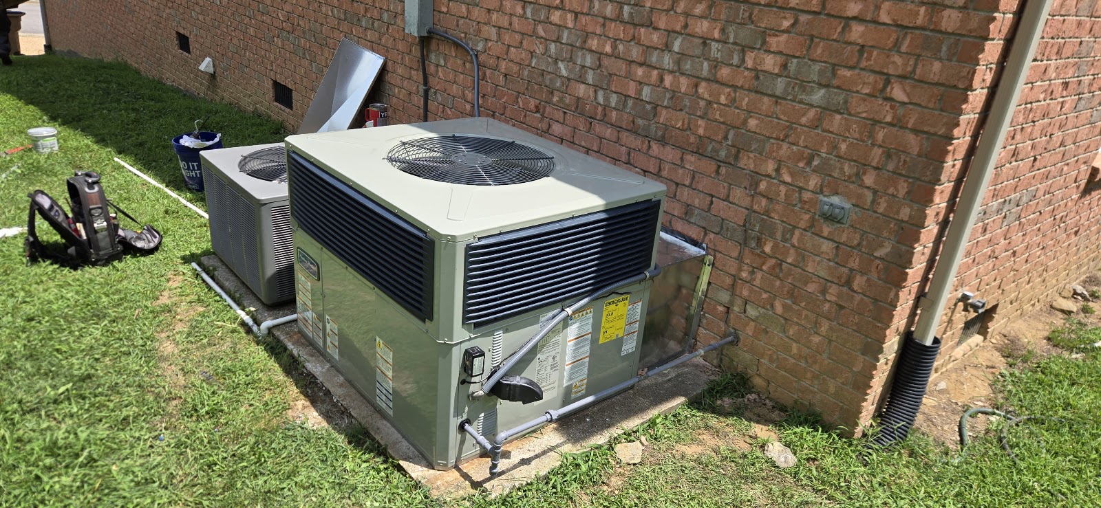 A green truck from Air Conditioning Service, Inc on a Nashville job